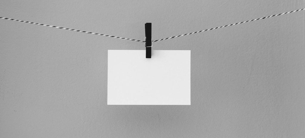 Folio en blanco colgado de una cuerda