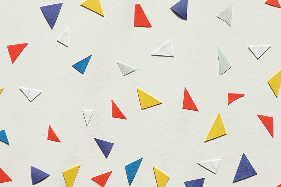 Folio en blanco con triángulos de colores 
