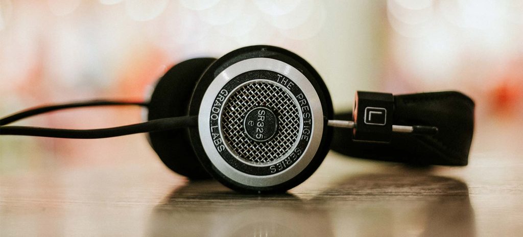 Auriculares para escuchar un podcast