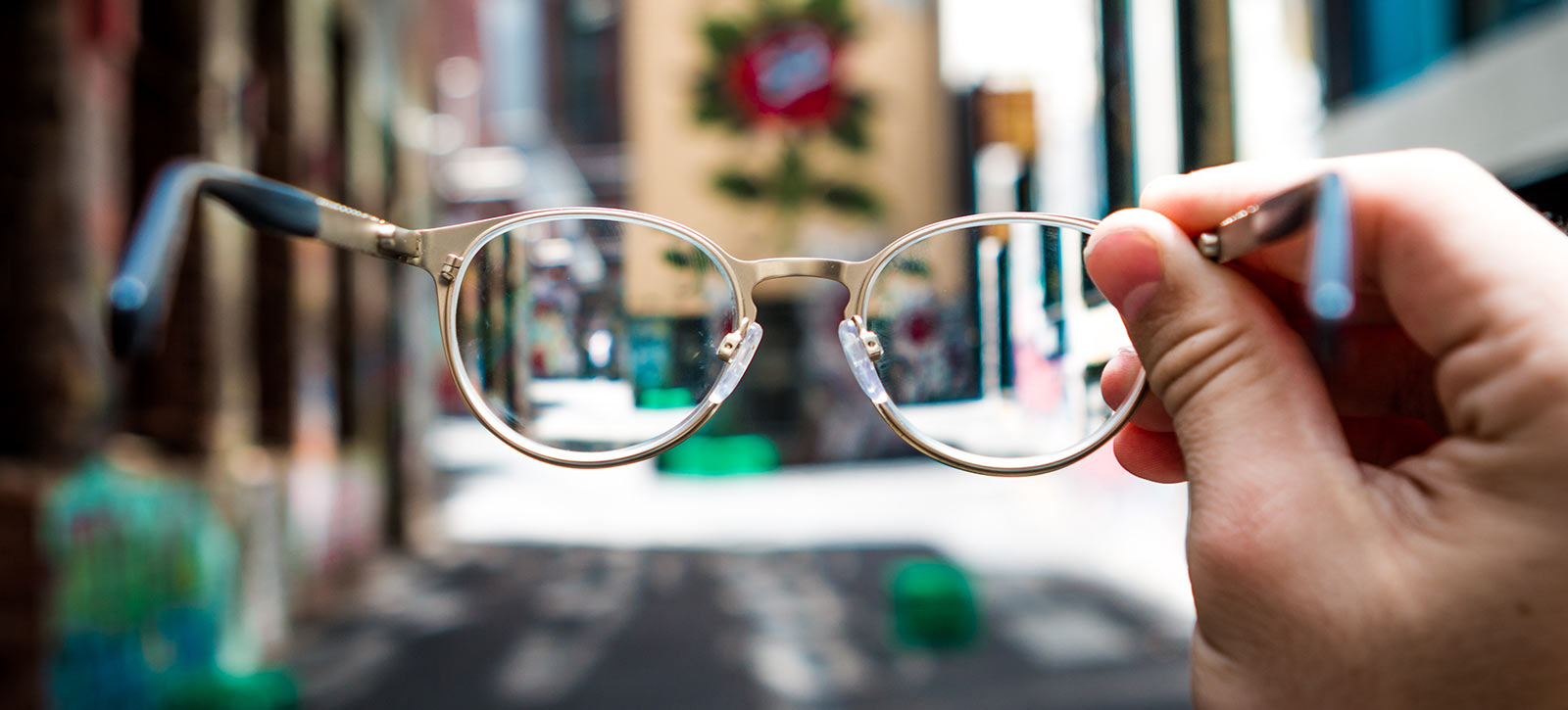 Gafas con una calle al fondo. Metáfora de la empatía: "me pongo las gafas del otro"